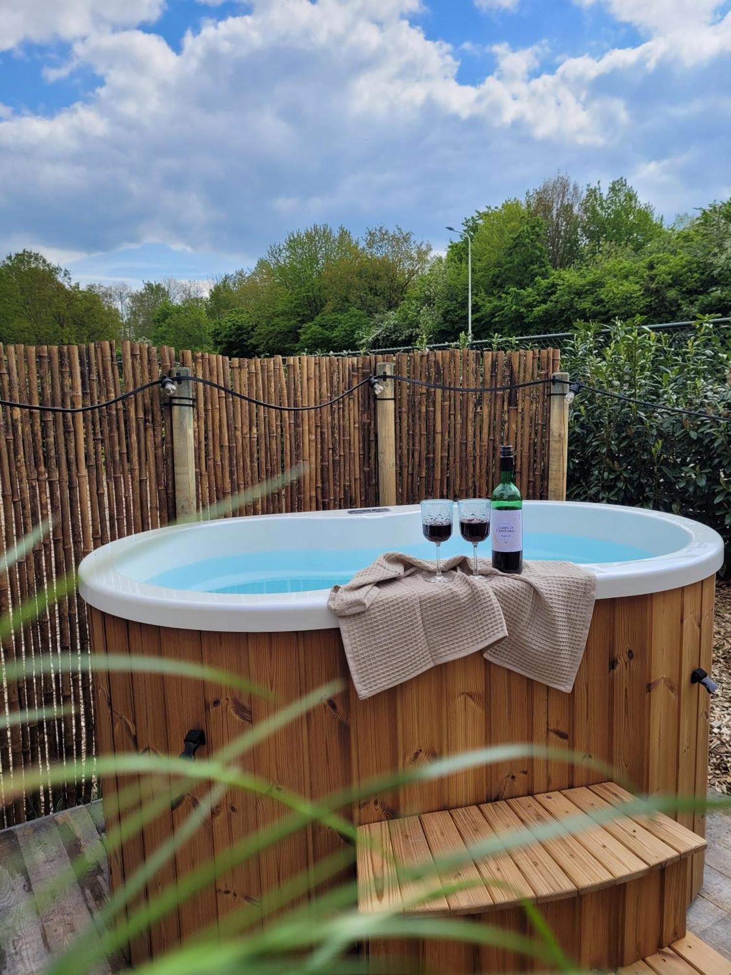 Tinyhouse 2 Pers Met Hottub Meerssen